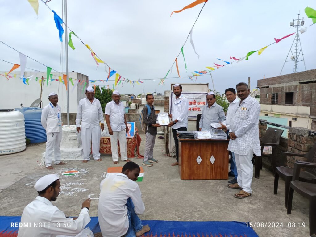 gamvesh Distribution of uniforms ; कुंटूरकर निवासी दिव्यांग कर्मशाळेत स्वातंत्र्य दिनानिमित्त गणवेश वाटप - NNL