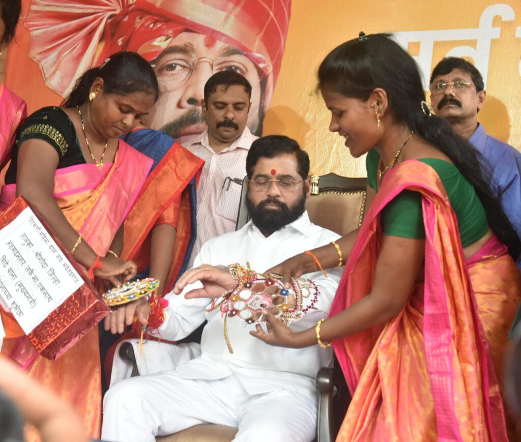 उमेद महिला बचतगट अभियानातील बहिणींचे वर्षा शासकीय निवासस्थानी रक्षाबंधन 3 उमेद महिला बचतगट अभियानातील बहिणींचे वर्षा शासकीय निवासस्थानी रक्षाबंधन -NNL