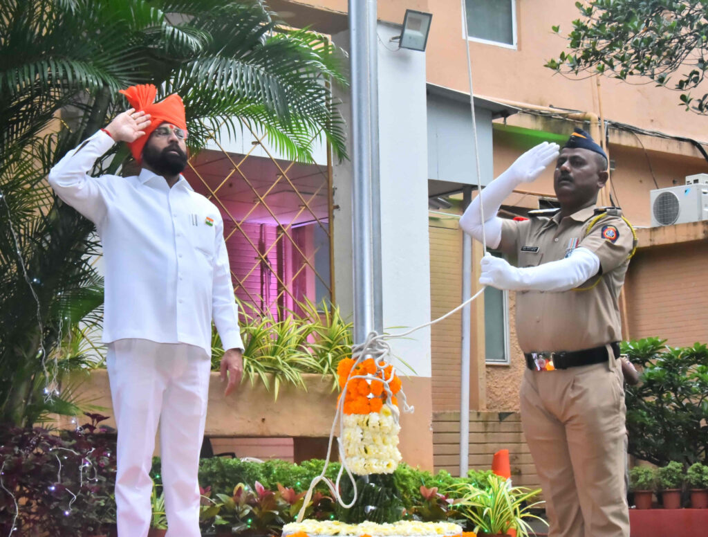 वर्षा बंगला ध्वजारोहण कार्यक्रम 2 Chief Minister Eknath Shinde : राज्याच्या सर्वांगीण विकासासाठी आणि नागरिकांच्या कल्याणासाठी वचनबद्ध – मुख्यमंत्री एकनाथ शिंदे -NNL