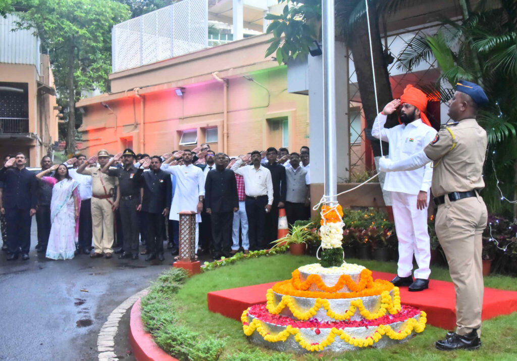 वर्षा बंगला ध्वजारोहण कार्यक्रम 3 Chief Minister Eknath Shinde : राज्याच्या सर्वांगीण विकासासाठी आणि नागरिकांच्या कल्याणासाठी वचनबद्ध – मुख्यमंत्री एकनाथ शिंदे -NNL