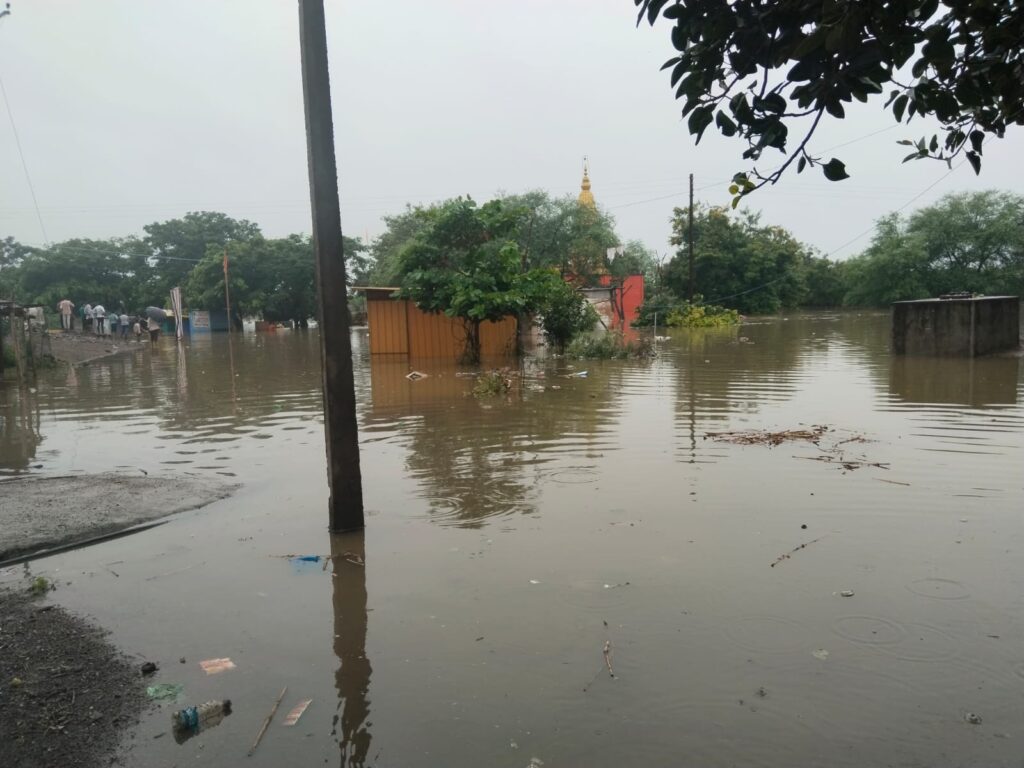 IMG 20240903 WA0038 Kamari village flooded due to heavy rain water : अतिमुसळधार पावसाच्या पाण्यामुळे कामारी गावाला पुराचा वेढा; पिंपरीचा संपर्क तुटला - NNL