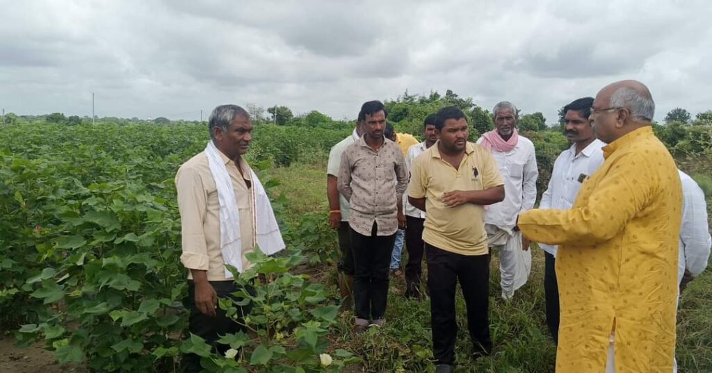 IMG 20240905 WA0030 BJP leader Dilip Kandakurte's crop inspection : भाजपा नेते दिलीप कंदकुर्ते यांची आंबेसांगवी पळशी शेवडी भागात पीक पाहणी -NNL
