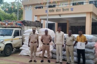 IMG 20240906 WA0085 Gutkha smuggling car seized : गुटख्याची तस्करी करणारी गाडी किनवट पोलिसाच्या ताब्यात 20 लाखाच्या मुद्देमालासह गुटखा जप्त; आरोपी मात्र फरार -NNL