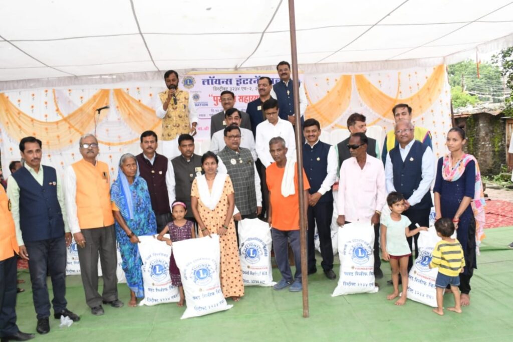 Lions kits distribution ; पूरग्रस्तांना भांडे, धान्य, कपडे, छत्रीसह अठरा वस्तूंचा समावेश असलेल्या लायन्स सहायता किट वाटप -NNL