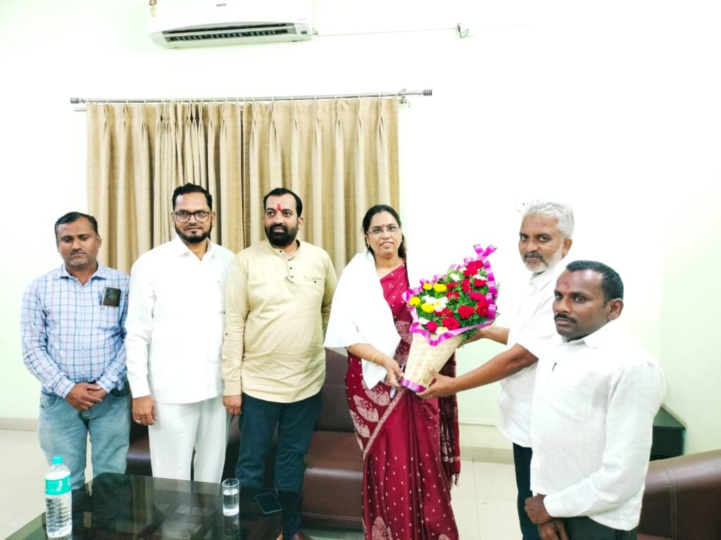 Thane Slum Rehabilitation Project Officer Ashwini Patil felicitated : ठाणे झोपडपट्टी पुनर्वसन प्रकल्प अधिकारी अश्विनी पाटील यांचा लोह्यात सत्कार -NNL