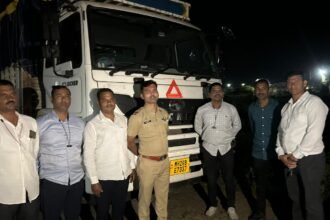 IMG 20240915 WA0015 Police action ; राशेनच्या तांदुळ व गहु असलेले दोन ट्रक उमरीमध्ये पकडले; ४५ लक्ष रुपयाचा मुद्देमाल ताब्यात -NNL