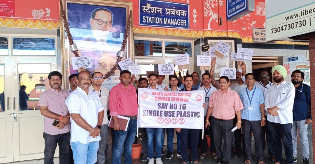 IMG 20240919 WA0043 Swachhata hi sewa ; हजुर साहिब नांदेड रेल्वे स्थानकावर ‘स्वच्छता ही सेवा 2024 अंतर्गत स्वच्छता शपथ, प्रभात फेरी’ -NNL