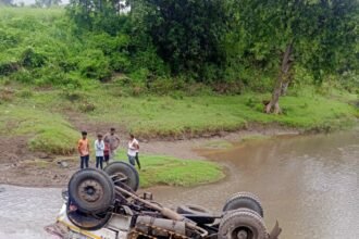 IMG 20240926 WA0041 Sand thift tempo accident ; माहूर तालुक्यातील कुपटी येथून वाळू तस्करी करणा-या टिप्परचा अपघात दोन गंभीर -NNL