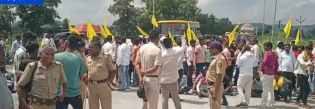 Road stop movement : आदिवासी समाजाचा विविध मागण्यासाठी राष्ट्रीय महामार्गावर रास्ता रोको आंदोलन -NNL