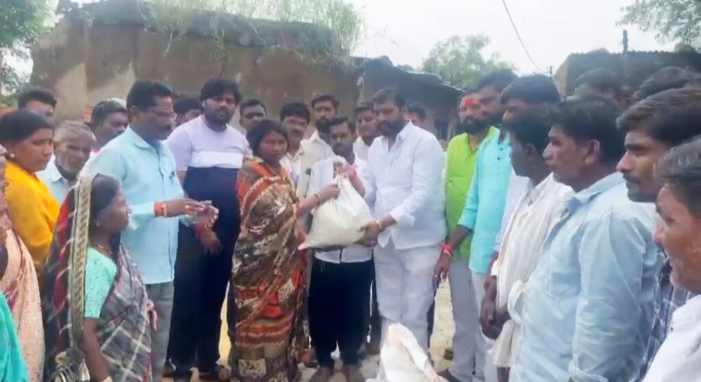 IMG 20240904 135137 Distribution of foodgrain kits : माधवराव पाटील देवसरकर यांच्याकडून मार्लेगावात आपत्तीग्रस्त कुटुंबाना अन्नधान्य किटचे वाटप -NNL