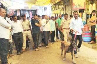 IMG 20240925 102638 red-yellow stripe gang with black masks on their faces is on the rampage in Himayatnagar City : हिमायतनगरात लाल - पिवळ्या पट्टी गैंगचा तोंडाला काळा मास्क लाऊन धुमाकूळ; एकाच दिवशी चार दुकाने फोडून नगदी रक्कम व माल लंपास -NNL