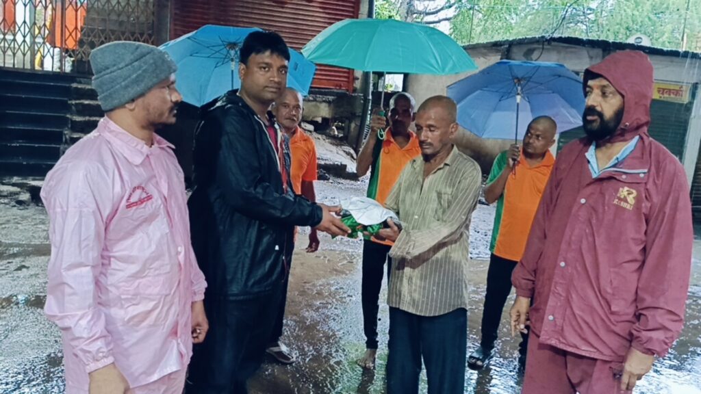 Picsart 24 09 02 08 52 11 116 full rain ; भर पावसात १८ भ्रमिस्टांची कटिंग दाढी केल्यानंतर स्नान घालून नवीन कपडे, शंभर रुपयाची बक्षिसी व छत्री प्रदान- NNL