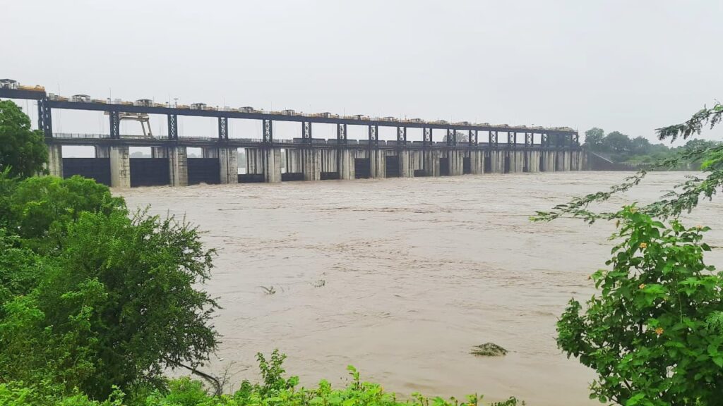 WhatsApp Image 2024 09 02 at 9.06.54 PM 1 Nanded heavy rain ; नांदेड जिल्ह्यात अतिवृष्टीमुळे 2 लाख हेक्टरपेक्षा अधिक क्षेत्र बाधित; 25 जनावरे मृत्यूमुखी,एक जण वाहून गेला -NNL