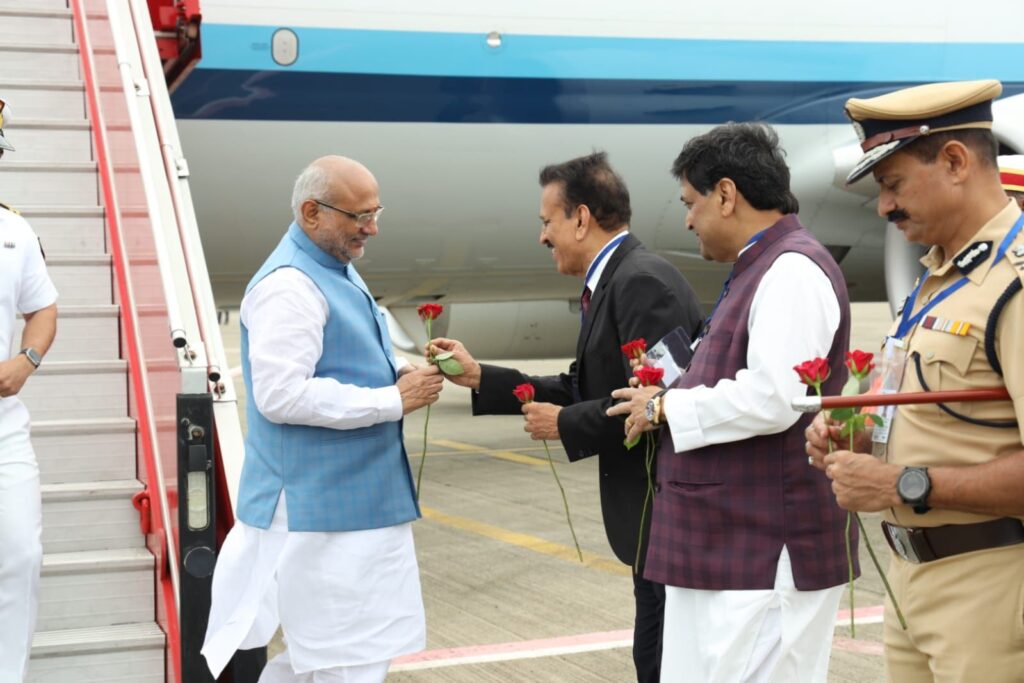 Z 15 Governor C. P. Radhakrishnan's : राज्यपाल सी. पी. राधाकृष्णन यांचे नांदेड विमानतळावर आगमन -NNL