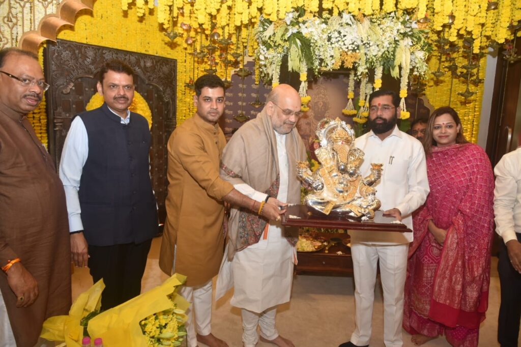 मुख्यमंत्र्यांच्या वर्षा निवासस्थानी केंद्रीय गृहमंत्र्यांनी घेतले गणरायाचे दर्शन.3 Darshan of Ganaraya : मुख्यमंत्र्यांच्या वर्षा निवासस्थानी केंद्रीय गृहमंत्र्यांनी घेतले गणरायाचे दर्शन -NNL