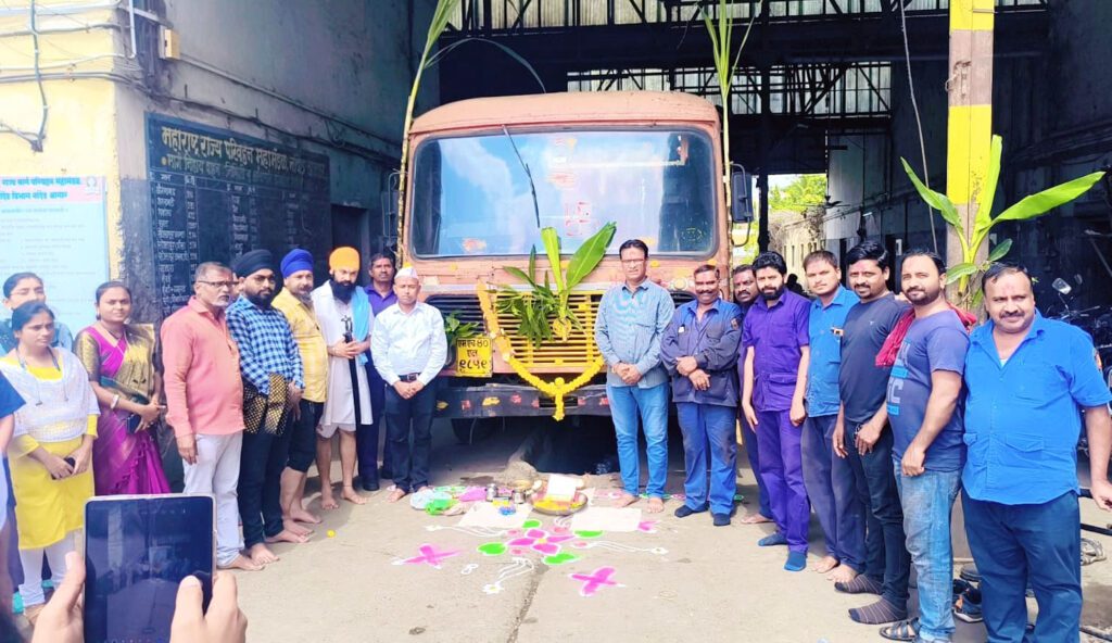 2 1 Puja of vehicles and machines : एसटी डेपो नांदेड आगार येथे विजयादशमीनिमित्त वाहन व यंत्रांचे पूजन -NNL