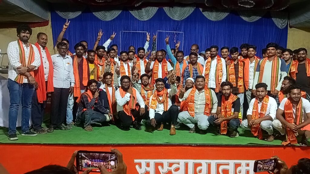 Innumerable Muslim, tribal, Banjara youths : असंख्य मुस्लीम,आदिवासी,बंजारा समाजाच्या नवतरुणांचा शिवसेनेत जाहिर प्रवेश -NNL