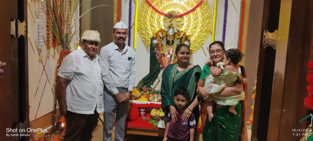 IMG 20241005 WA0038 Tuljabhavani Mata : सपोनी जाधवर यांनी सहपत्नीक घेतले आई तुळजाभवानी मातेचे दर्शन -NNL