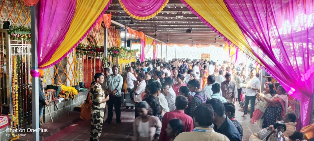 Mahurgad Renuka darshan ; रेणुका मातेच्या दर्शनासाठी माहूर गडावरील रविवार निमित्त अलोट गर्दी पिण्यास पाणी नसल्याने भाविकांचे हाल -NNL