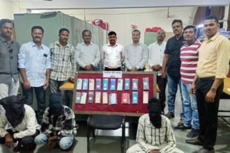 IMG 20241007 WA0040 three accused who stole mobile phones : मोबाईल चोरी करणाऱ्या तिन आरोपीतांकडून २ लक्ष 37 हजारांचे मोबाईल जप्त -NNL