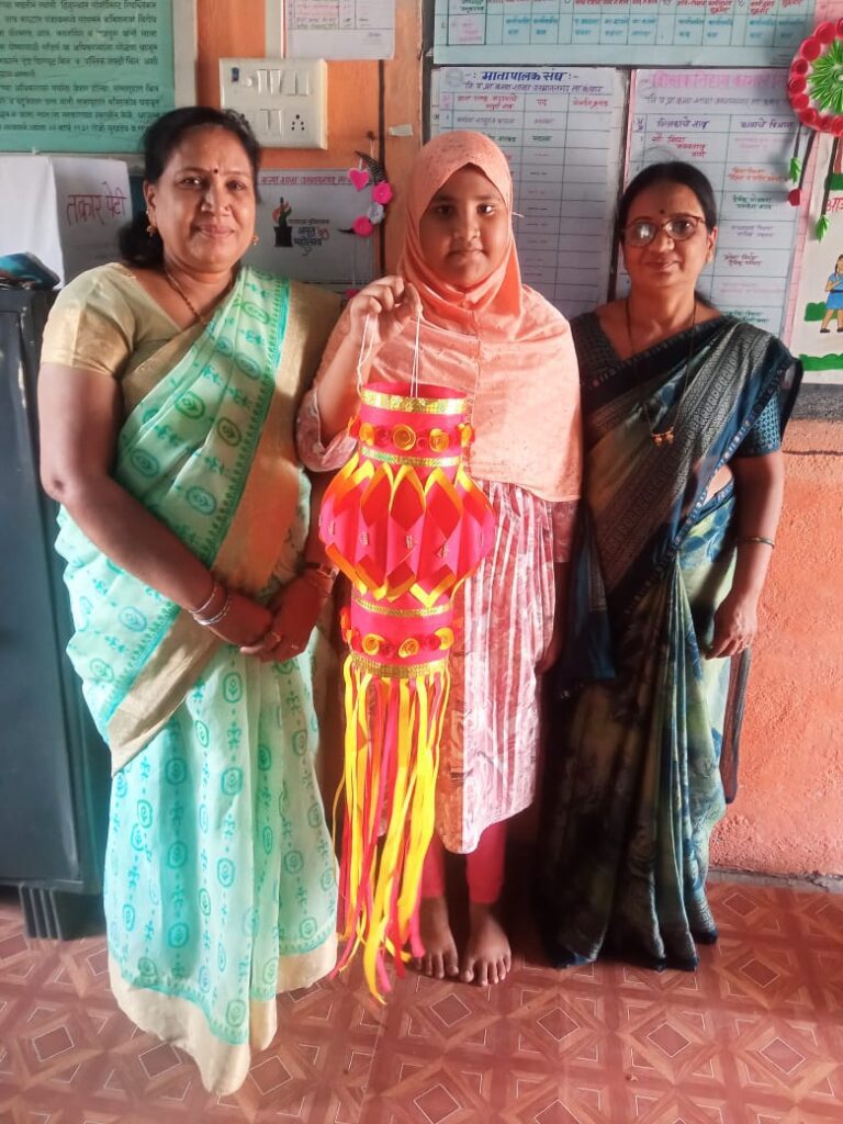 IMG 20241026 WA0040 Akashdive : उस्माननगर येथील कन्या शाळेतील विद्यार्थ्यांनीनी बनविले "आकाशदिवे " पालकांनी केले कौतुक -NNL