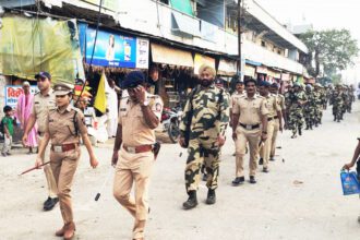 IMG 20241024 164825 Police route march : हिमायतनगर शहरात पोलिसांनी रूटमार्च काढून केलं कायदा व सुव्यवस्था अबाधित राखण्याचं आवाहन -NNL