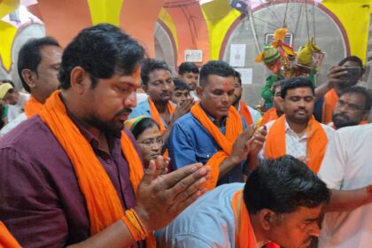 6fe0892a f04a 499d abc3 304ff0188b89 To make Eknath Shinde the Chief Minister again : एकनाथ शिंदेच पुन्हा मुख्यमंत्री व्हावेत म्हणून कार्यकर्त्याकडून आई रेणुकेला साकडे -NNL