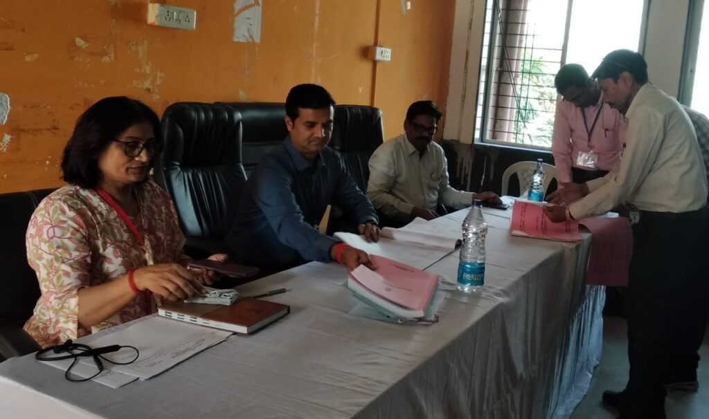 IMG 20241108 WA0001 1 Expenditure inspector ; खर्च निरीक्षक मयंक पांडे यांनी केली उमेदवारांच्या खर्चाची प्रथम तपासणी -NNL
