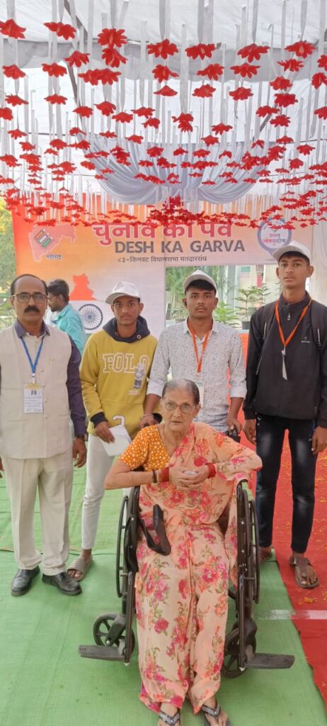 voting ; गोकुंद्यात तृतीय पंथीयांनी बजावला मतदानाचा हक्क –