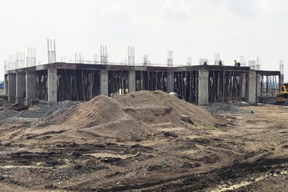 IMG 20241022 125210 construction of boys and girls hostel : तामसा येथील ठेकेदाराकडून हिमायतनगरच्या 24 कोटीच्या निधीतील मुला-मुलींच्या वस्तीगृहाचे बांधकाम थातुर माथूर -NNL