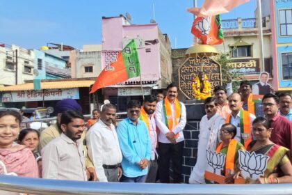 IMG 20241204 WA0006 Chief Minister Devendra Fadnavis ; मुख्यमंत्री देवेंद्र फडणवीस यांच्या नावावर शिक्कामोर्तब होताच भाजपा पदाधिकारी व‌ कार्यकर्ते यांच्या कडून सिडकोत जल्लोष - NNL