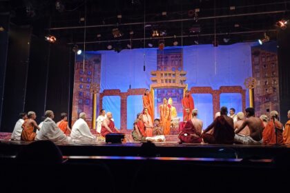 IMG 20241204 WA0017 1 Vasudhaiva Kutumbakam : नालंदा विद्यापीठाचा इतिहास रंगमंचावर उलगडला ; ‘वसुधैव कुटुंबकम‘ने नाट्य रसिकांना विचारमग्न केले -NNL