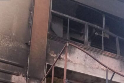IMG 20241204 WA0017 70 girls were saved Fire: नांदेड शहरातील हॉटेल, हॉस्टेल, मोबाईल शॉपी, ऑईल शोरूमला आग; ७० मुलींचा जीव वाचला -NNL
