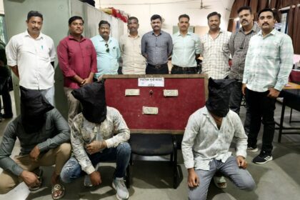 IMG 20241205 WA0024 Three accused : कोबींग ऑपरेशन दरम्यान पोस्टे शिवाजीनगर हद्यीतील बॅग लिफ्टींग प्रकरणातील तीन आरोपी अटक -NNL