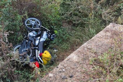 e9b545b5 b521 40de 8d4f 2f1b5ce7b734 two-wheeler accident : माहुर किनवट राष्ट्रीय महामार्गावरील दुचाकीच्या अपघात तिघे जण गंभीर जख्मी - NNL