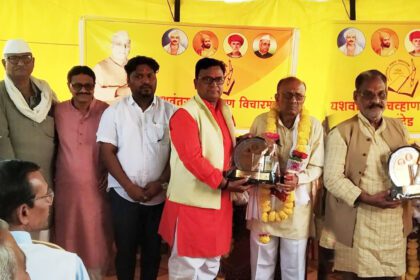 puraskar The writer should deal : लेखकाने शेतीमातीचे प्रश्न जिव्हाळ्याने आणि वास्तविकतेने हाताळावेत डॉ. जगदीश कदम -NNL