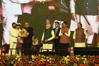 शपथविधी सोहळा 1 Prime Minister Narendra Modi : प्रधानमंत्री नरेंद्र मोदी यांच्या प्रमुख उपस्थितीत देवेंद्र फडणवीस यांनी घेतली महाराष्ट्राच्या मुख्यमंत्रीपदाची शपथ - NNL