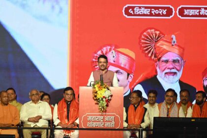 शपथविधी सोहळा 7 Chief Minister Devendra Fadnavis : मुख्यमंत्रीपदाच्या शपथेनंतर मुख्यमंत्री देवेंद्र फडणवीसांची पहिली स्वाक्षरी वैद्यकीय मदतीच्या फाईलवर -NNL