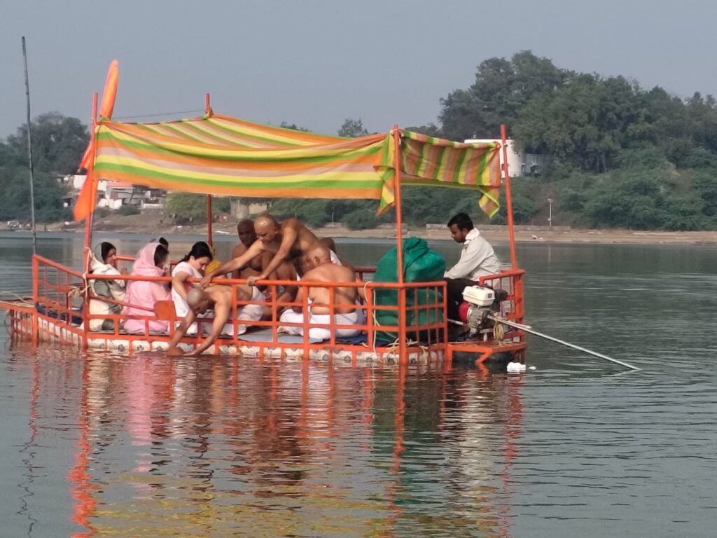 IMG 20250110 WA0025 Pradeep Naik's : माजी आ. प्रदीप नाईक यांच्या अस्थि कळशाचे काळेश्वर नदीकाठी विसर्जन - NNL