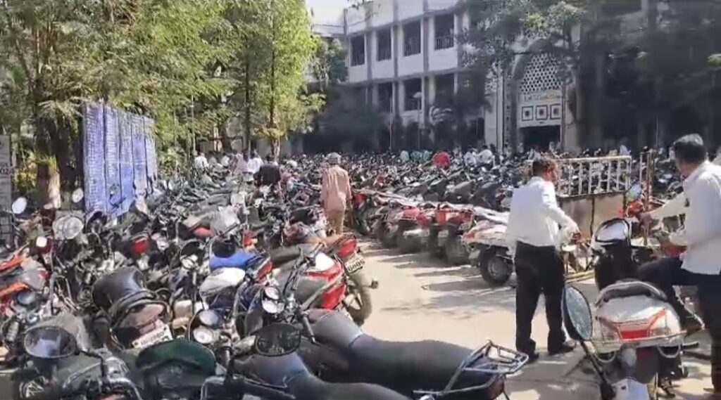IMG 20250120 180221 Parking problem in front of the court : नांदेडच्या कोर्टासमोर पार्किंगचा विळखा ? वाहनाच्या गर्दीतून काढावी लागते वाट