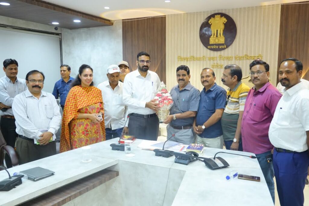 FB IMG 1738768165896 Collector Abhijit Raut : जिल्हाधिकारी अभिजीत राऊत यांना निरोप द्यायला रिघ लागली