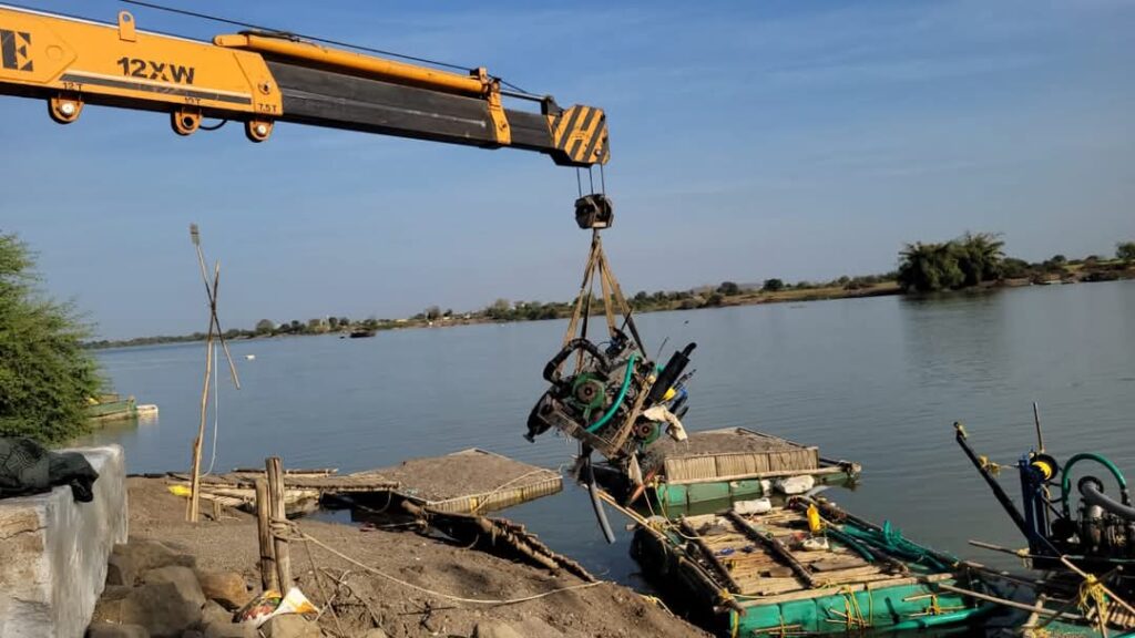 FB IMG 1738768605400 illegal sand : नदीपात्रात अवैध वाळू उपसा करणारे 12 लाख रुपयाचे 3 इंजिन जप्त