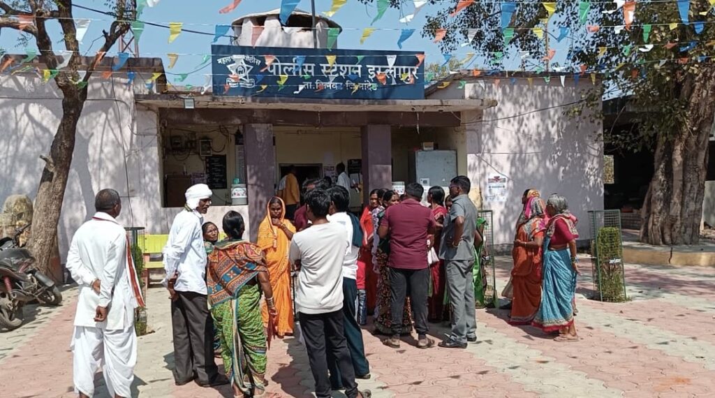 IMG 20250206 WA0014 Lokhandwadi Women Aggressive : अनधिकृतपणे रसायन मिश्चित हातभट्टी, देशी दारू विकणाऱ्यांवरील कार्यवाहीसाठी लोखंडवाडीच्या महिला आक्रमक