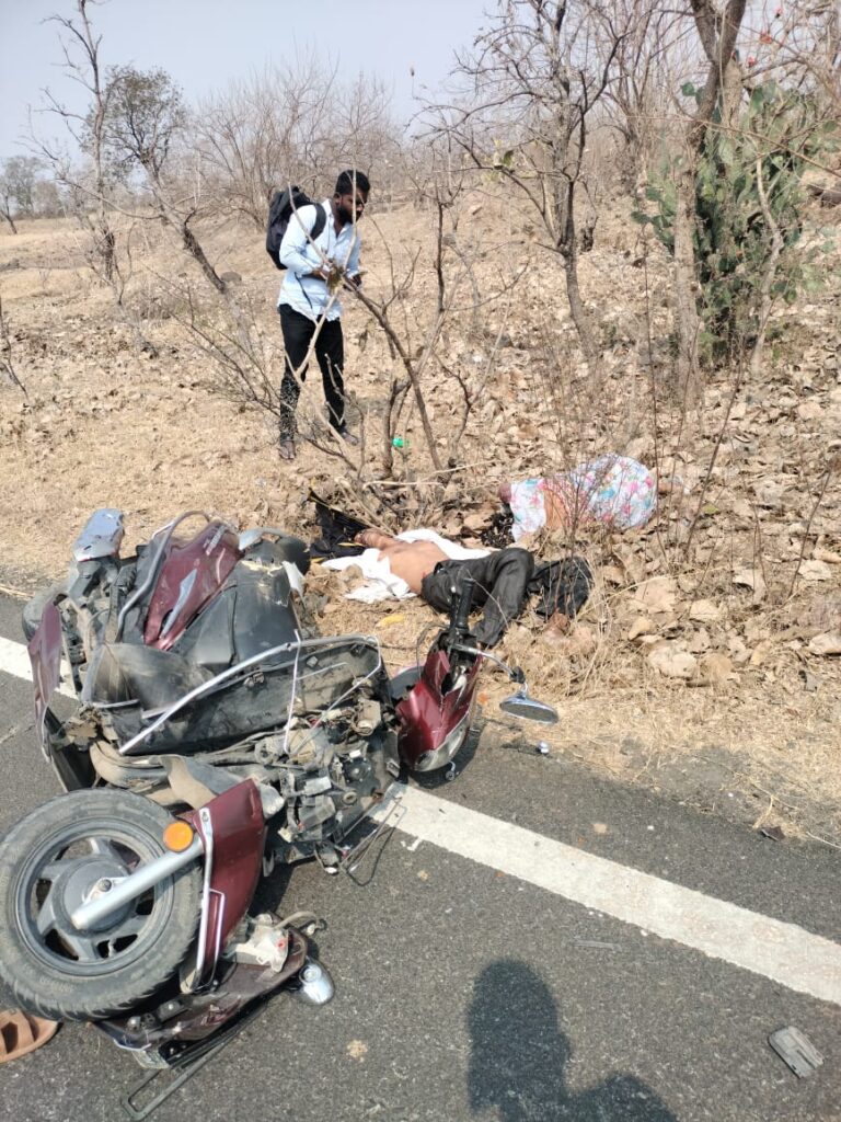 IMG 20250210 WA0069 car hit the scooty hard : जिल्हा परिषद आरोग्य विभागाच्या गाडीने स्कुटीला जोराची दिली धडक; स्कुटी चालकाचा मृत्यू तर महिला गंभीर