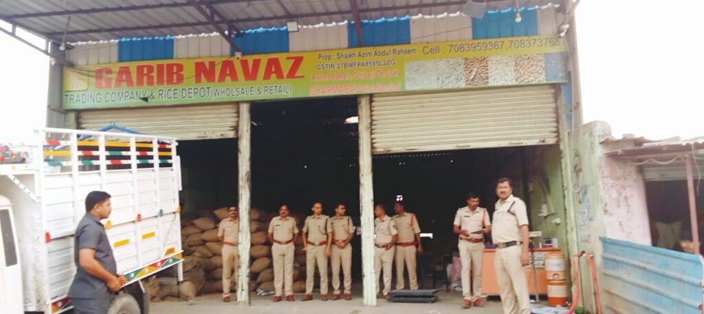 IMG 20250210 WA0081 Joint operation of Maharashtra and Telangana police : महाराष्ट्र व तेलंगाणा पोलीसांची धर्माबाद येथे संयुक्त कार्यवाही; ३ हजार ५०० किलो रेशनचा तांदुळ जप्त