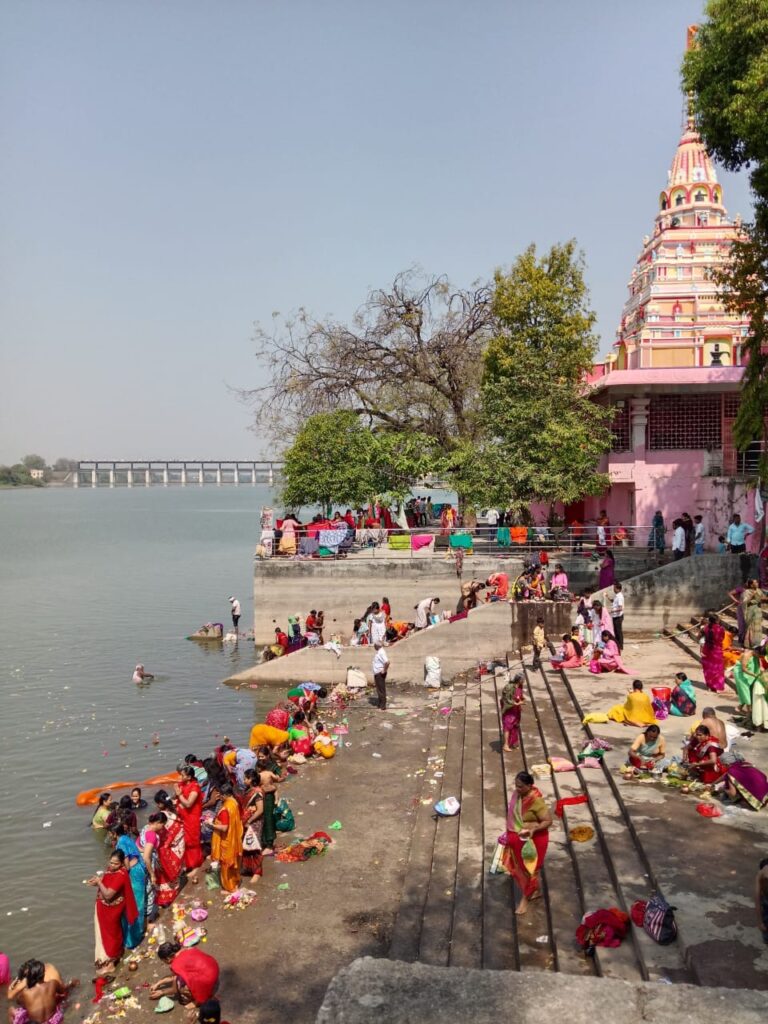 IMG 20250212 WA0004 Kaleshwar Vishnupuri ; माघ पौर्णिमा निमित्ताने तिर्थक्षेत्र काळेश्वर विष्णुपुरी येथे भाविक भक्तांची स्नानसह दर्शनासाठी मंदिरात गर्दी