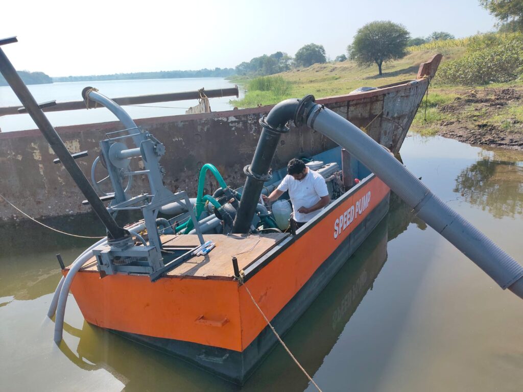 IMG 20250213 WA0031 Joint action by revenue and police on sand mafia : रेतीमाफियावर महसुल व पोलीसानी संयुक्त कारवाई; दोन बोट व उत्खनन करण्याचे साहित्य नष्ट