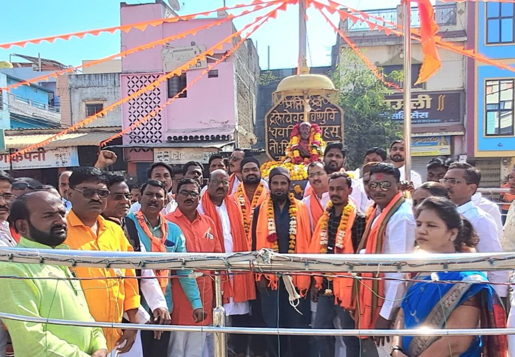 Chhatrapati Shivaji Maharaj ; सिडको येथील छत्रपती शिवाजी महाराज यांच्या पुतळा परिसर स्वच्छ व नियमित पुष्पहार घालणाऱ्या पाच मुस्लिम बांधव यांच्या सत्कार