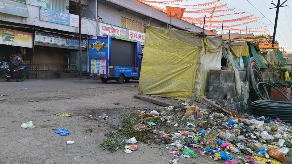 IMG 20250219 WA0048 Nagar Panchayat is issuing cleanliness : हिमायतनगर नगरपंचायतीकडून स्वच्छतेचे धिंडवडे निघत असताना केला जातोय स्वच्छतेचा उपदेश