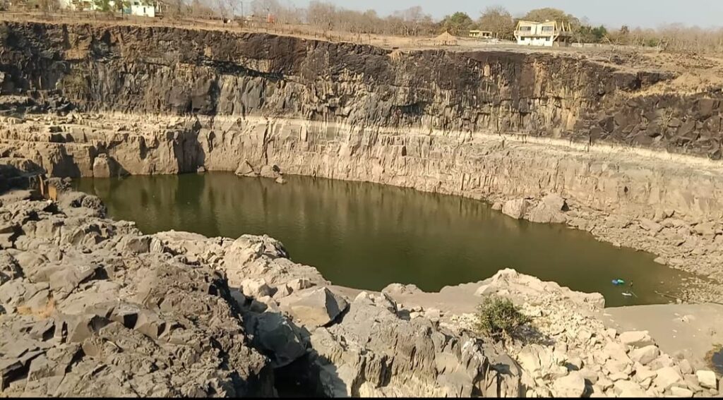 IMG 20250220 WA0088 Water Leval Bottom ; इस्लापूर शहराला 15 ते 20 दिवसच पाणीसाठा पुरेल एवढाच पाणी साठा; सहस्त्रकुंडाणे गाठला तळ